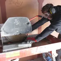 Côté fabrication, Thomas Pinet travaille seul. Il collecte les bouteilles et les transporte jusqu'à son atelier du Lot-et-Garonne et assure la product