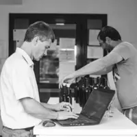 Lors de dégustations entre professionnels, caractériser un vin par un arôme précis, par exemple la violette, relève du jugement personnel. L'approche