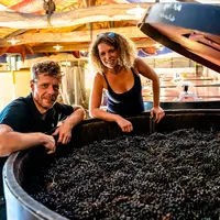 Mathieu et Camille Lapierre, du domaine Marcel Lapierre, soutiennent le collectif Sauvons nos restos lyonnais qui collecte des fonds pour aider les ét