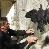 Olivier Paulin a inventé une petite dizaine de rapaces et de corvidés aux ailes déployés en recyclant des  marquants hors d'usage qu'il récupère dans
