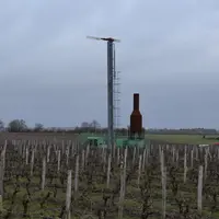 Le vignoble de Quincy dispose de 35 tours antigel fonctionnant au fuel. Les brûleurs chauffent l'air en hauteur, air  qui est ensuite renvoyé vers le