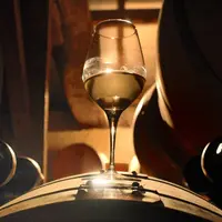 Par ses conséquences irréversibles, l'oxydation des vins blancs est un phénomène redouté. Bien que la recherche avance, une grande part de mystère ent