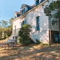 Déjà propriétaires du château de Minière à Bourgueil, Kathleen Van den Berghe et Sigurd Mareels ont acquis le château de Suronde et ses 7 ha de vigne