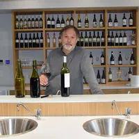 Éric Moëc, ingénieur œnologue chez Badet Clément, réserve la bioprotection aux raisins vendangés à la main. Il s'agit des raisins issus d'un domaine q