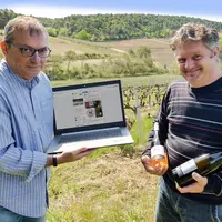 Laurent Bellion (à droite), viticulteur en appellation côtes-du-rhône-villages-séguret, a fait appel à Thierry Favre (à gauche), pour gérer sa communi