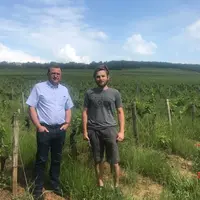 Marc Sangoy, viticulteur (à gauche) et Anthony Bernigaud, riverain, sont désormais reliés à travers l'appli Agricivis. Elle est basée sur un principe