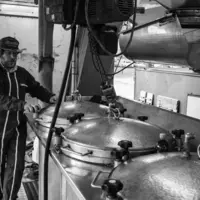 Grâce au savoir-faire transmis par les frères Pigneret, Mathieu Sabbagh maîtrise le fonctionnement de l'alambic Müller en cuivre. © Sabs