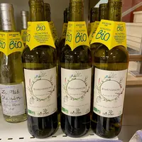 Monoprix est la première chaîne de distribution à oser commercialiser des bouteilles sans capsules. L'enseigne propose les vins du négociant vert Ethi