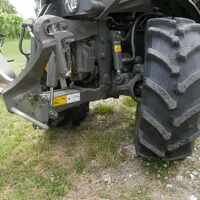 Fendt a conservé un pont rigide suspendu.