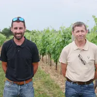 Nicolas Moulin (à gauche) et Serge Marais (à droite) sont satisfaits de leur essai avec les biostimulants.