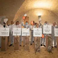 Six coulages en béton de terre en provenance des vignobles entourant Chablis ont été réalisés lors de la cérémonie de la pose de la première pierre du