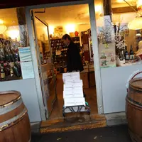 We are Wine a pour but de mettre en relation cavistes et domaines viticoles.