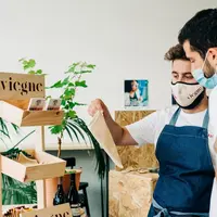 Étienne Millerioux commercialise aussi des accessoires pour ses savons, ici une pochette étanche de voyage.
