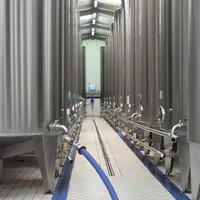 Avoir environ une année de vin en stock permet d'alimenter les marchés quels que soient les incidents climatiques de la campagne.