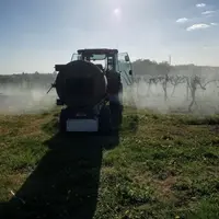 L'efficacité de la nébulisation est amoindrie par le vent. Au-delà de 6 km/h, le brouillard se dissipe et s'accumule dans les fonds de vallons. Il fau