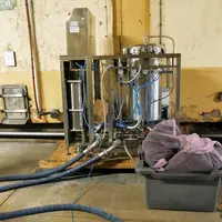 L'Enotimatic 100, commercialisé par la société Ever, est composé d'une cuve dans laquelle on insère jusqu'à 25 kg de copeaux et 25 l de vin.