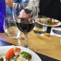 83 % des restaurateurs constatent un nouvel engouement pour le vin servi au verre, selon une enquête menée par Wine Paris et Vinexpo.