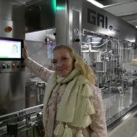Sonia Raimbault apprécie le haut débit de l'embouteilleuse, qui permet de répondre aux grosses commandes sans y consacrer trop de temps.