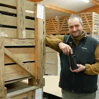 Une fois la prestation réalisée, Yann Cogné stocke ses bouteilles de tiré-bouché dans un local dédié de 500 m2.
