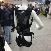 Le Liftsuit d'Auxivo est un exosquelette textile léger et compact, qui soutient les muscles du dos et des hanches lors du travail en position penchée