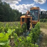 La SARL Banton-Lauret s'est équipée d'un appareil d'hydromulchage permettant de piloter l'application depuis la cabine sur un rang complet.