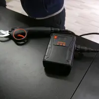 Bahco propose des sécateurs avec batterie à la ceinture ou sur la poignée.