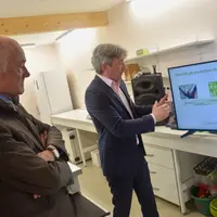 Aymeric Molin a présenté les travaux d'Elicit Plant sur la vigne lors de la visite d'Alain Rousset, président de la région Nouvelle-Aquitaine.