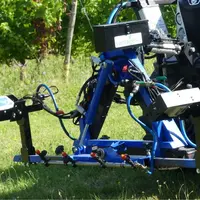 Le désherbage chimique sous le rang peut être piloté par des caméras qui détectent la végétation et actionnent le pulvérisation.