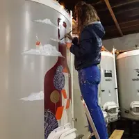 Le temps d'un week-end portes ouvertes, l'artiste nantaise Tanala a travaillé sur des cuves plutôt que sur des murs.