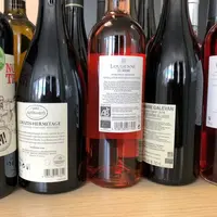 En rayon, le vin bio se voit entouré par de plus en plus d'autres démarches écoresponsables, également mises en avant par les enseignes.