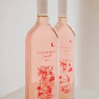 La bouteille de Galoupet Nomade se veut innovante par le matériau en plastique 100 % recyclé mais aussi par la forme puisqu'elle est plate.