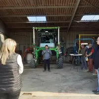 La rencontre avec les riverains organisée par Thomas Wafflart (au centre) et ses collègues vignerons de la Cuma des Galipes suite à leur formation a é