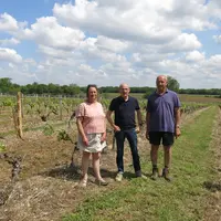 Tout en augmentant l'activité de son entreprise, la SCEA constituée par Jean-Jacques Biteau (au centre) pour reprendre 20 hectares de vigne permet à s