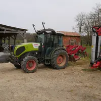 Six tracteurs du domaine de Tariquet sont équipés de caméras Chouette, de terminaux Isobus et de consoles Trimble pour limiter les doses de phytos.