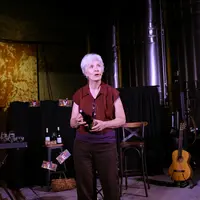 Dans le spectacle Filles de vigne interprété par Véronique Merveille, les textes poétiques et chansons sur le vin se mêlent à des paroles issues de lo