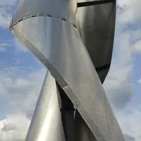 Les éoliennes verticales que construit Denis Marchand sont constituées de pales métalliques qui animent un mât. Ce dernier est relié à un alternateur.