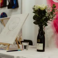 À la galerie Wawi à Paris, la dégustation d'un vin lors des soirées Drink and Paint permet de faire découvrir l'art contemporain à un plus large publi