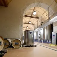 Inauguré en juillet 2022, le chai du Château de Chambord illustre le lien fort entre tourisme et vin au cœur de la stratégie des AOP cheverny et cour-