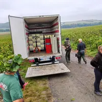 Disposé en bord de parcelle, le camion frigorifique accueille les cagettes et permet ainsi de refroidir les baies.