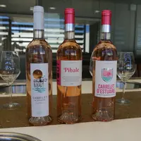 Les rosés de la gamme de Tutiac arborent une couleur pâle, obtenue grâce à des recettes de collage pointues.