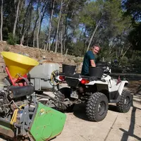 Broyeur, épandeur, pulvérisateur... Guillaume Guiroux est équipé pour réaliser quasiment tous les travaux de la vigne au quad.