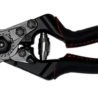 La gamme de sécateurs manuels Premium Special Edition de Felco se démarque par des poignées en aluminium anodées en noir et des lames en acier carbone