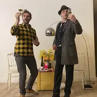 Le spectacle Symposie inclut une dégustation et une pièce de théâtre sur le vin. Il se joue dans des lieux privés ou au restaurant.
