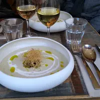 Conditionner du vin dans des grands contenants adaptés au service au verre évite l'usage de bouteilles. La situation de pénurie de verre pourrait favo