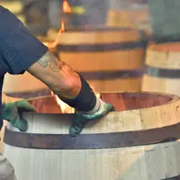 Lors de la pose des fonds des barriques, les tonneliers utilisent traditionnellement un mastic à base de pâte de farine de blé.
