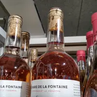 En magasins bio, quelques bouteilles sans capsule apparaissent dans les rayons.