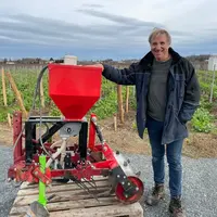 Christophe Lardière, responsable des propriétés de Jean-Luc Thunevin, à Saint-Émilion, en Gironde, a conçu cet appareil deux en un.