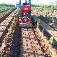 Christophe Lardière chausse ses vignes et enherbe l'interrang en un seul passage.