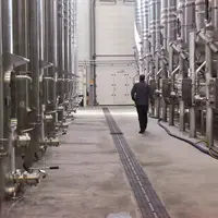 Une enveloppe de 160 millions d'euros répartie par moitié avant et après octobre 2023 est prévue pour distiller des stocks de vin excédentaires. La fi