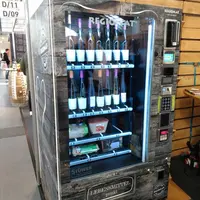 Les distributeurs en libre-service pour produits locaux Regiomat peuvent aussi bien contenir du vin que d'autres produits frais dans une même machine.